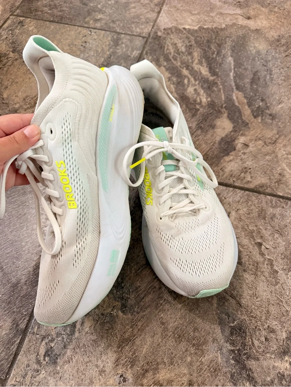 White Brooks Adrenaline GTS 25 Women’s size 10.5